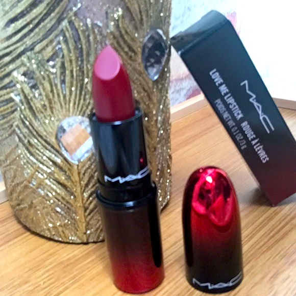 New MAC LOVE ME LIPSTICK IN A RICH HOLIDAY PARTY RED “E FOR EFFORTLESS” - Picture 1 of 3